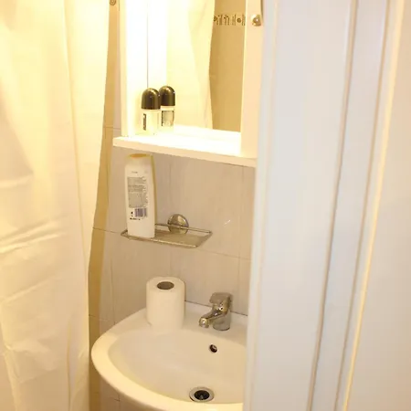 公寓 Sleeps 2 With Free Parking