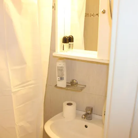 Sleeps 2 With Free Parking *